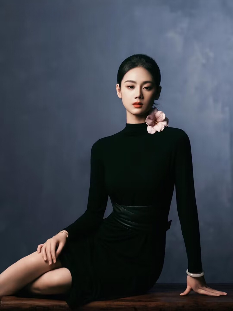 Ethnic Clothing & Online Fashion Store Khaadi Pk - Gaun Fotografi Potret Hitam Sederhana Mewah