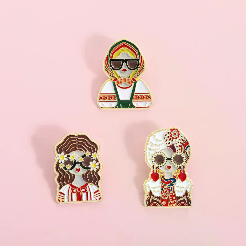 Ethnic Fashion Images - Pin Enamel Gambar Karakter Gadis Rusia