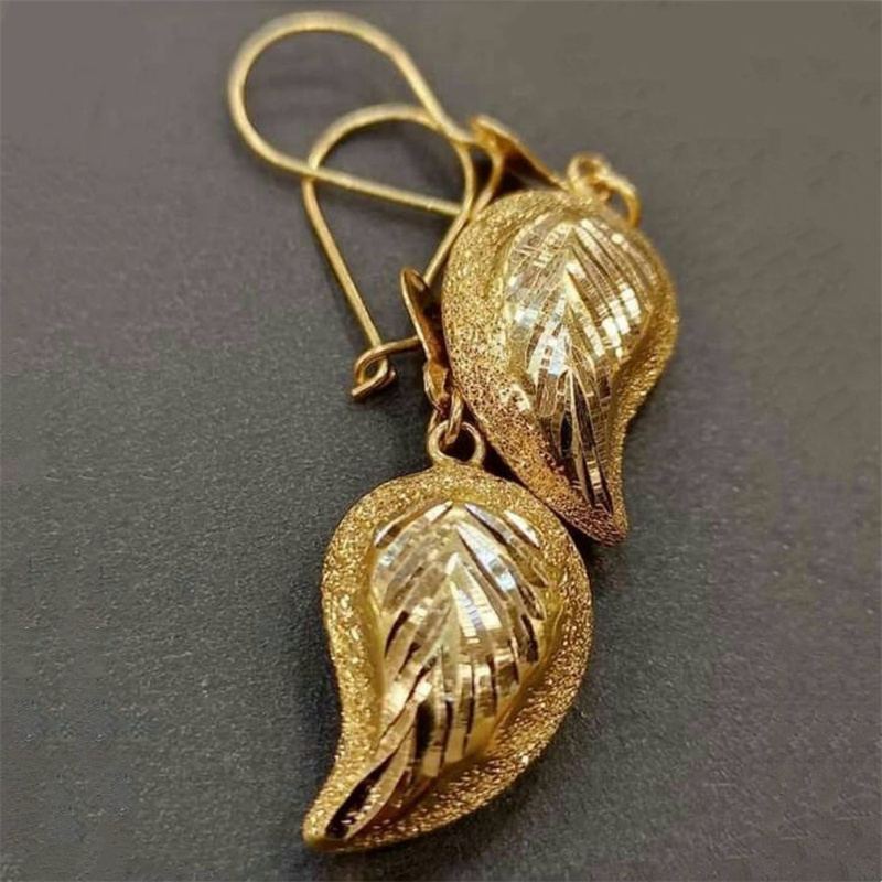 Ethnic Fashion Wear For Women - Anting Wanita Warna Emas Etnik, Ukiran